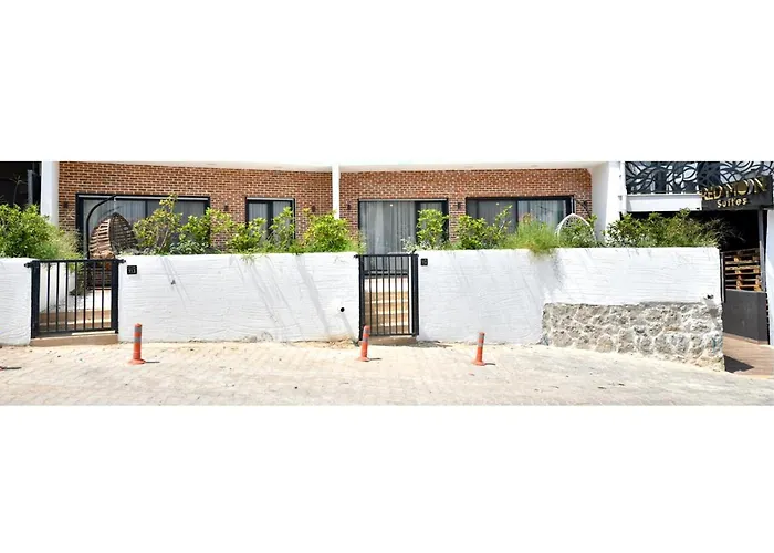 Red Moon Suites